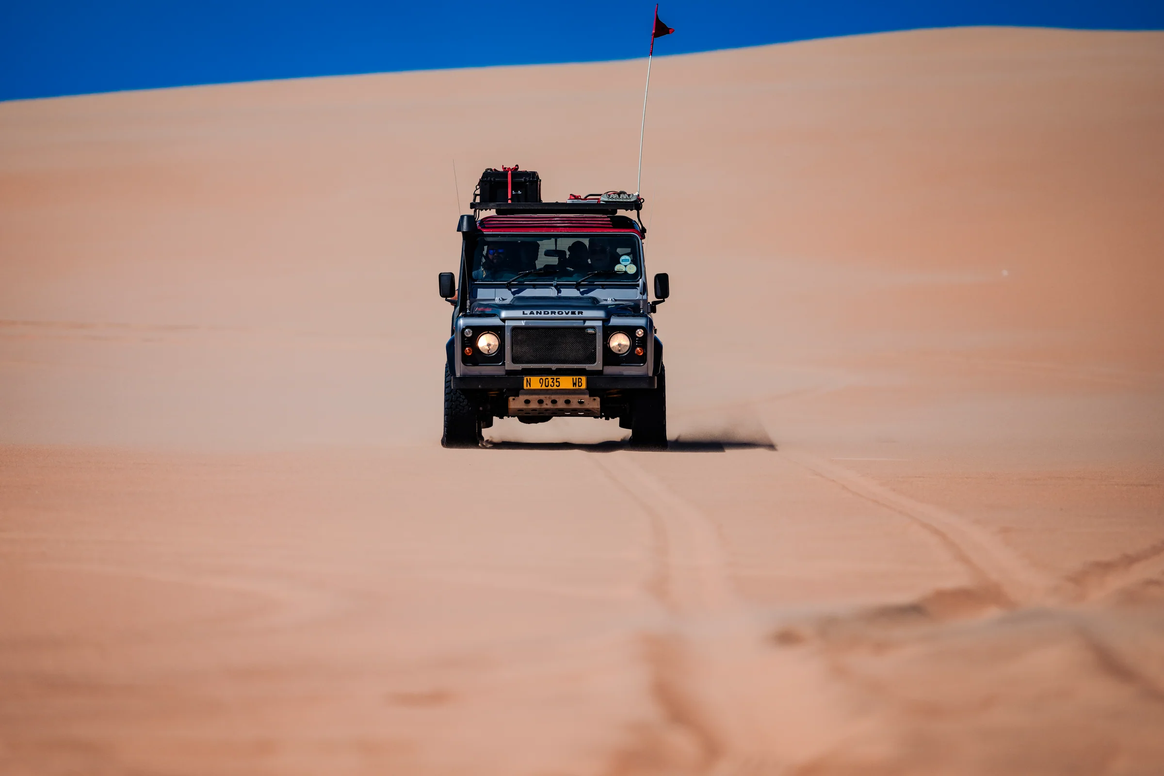 Fahrzeuge / Roadtrip: Land Rover · Sand · Weite