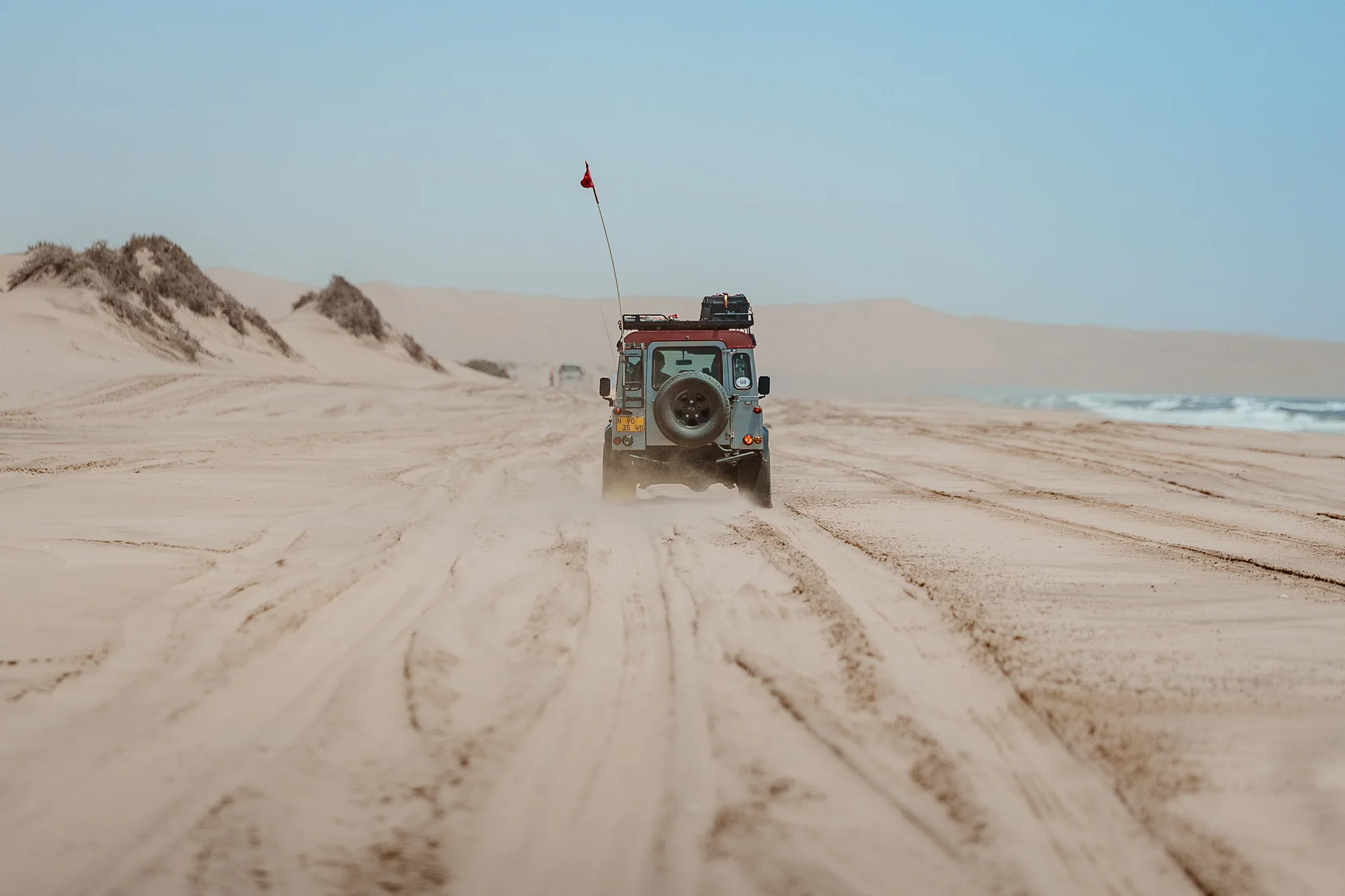 Sandwich Harbour: Land Rover · Sand · Bewegung